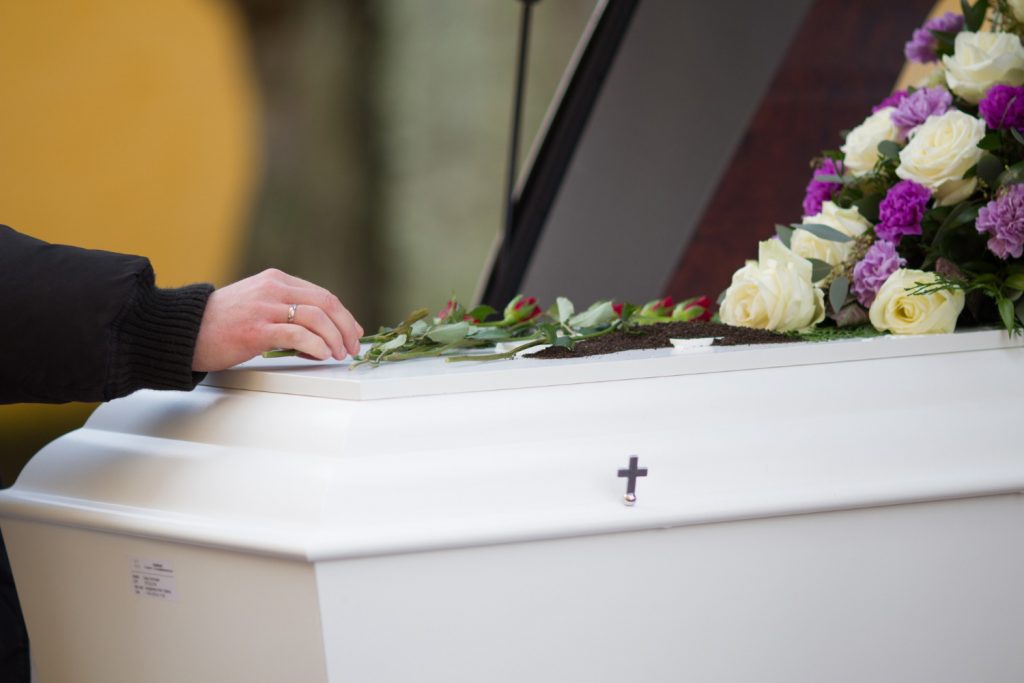 ¿Cuánto tiempo puede pasar entre la muerte y el funeral?
